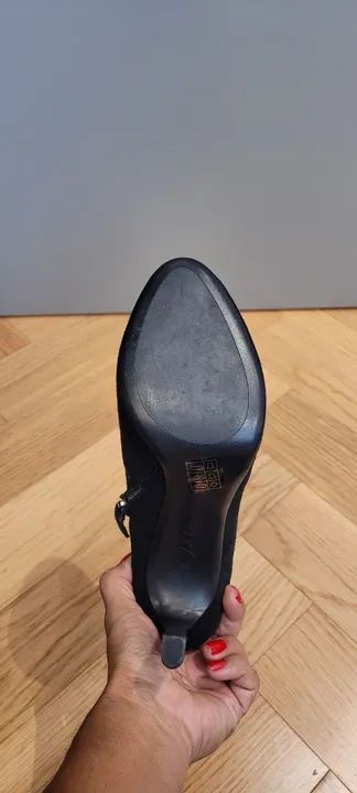 Botas de cano curto em camurça preta - Foto 5