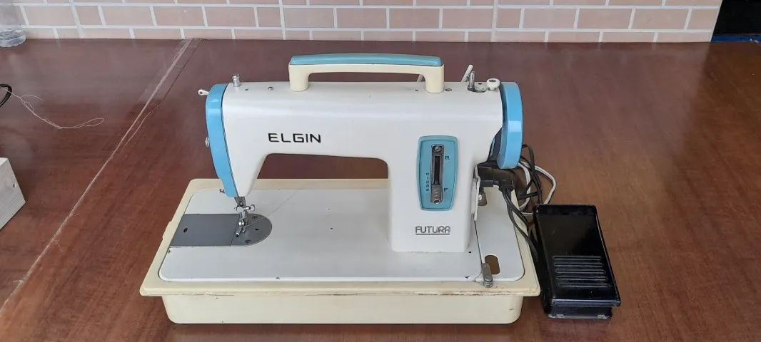 Maquina de costura Elgin funcionando.