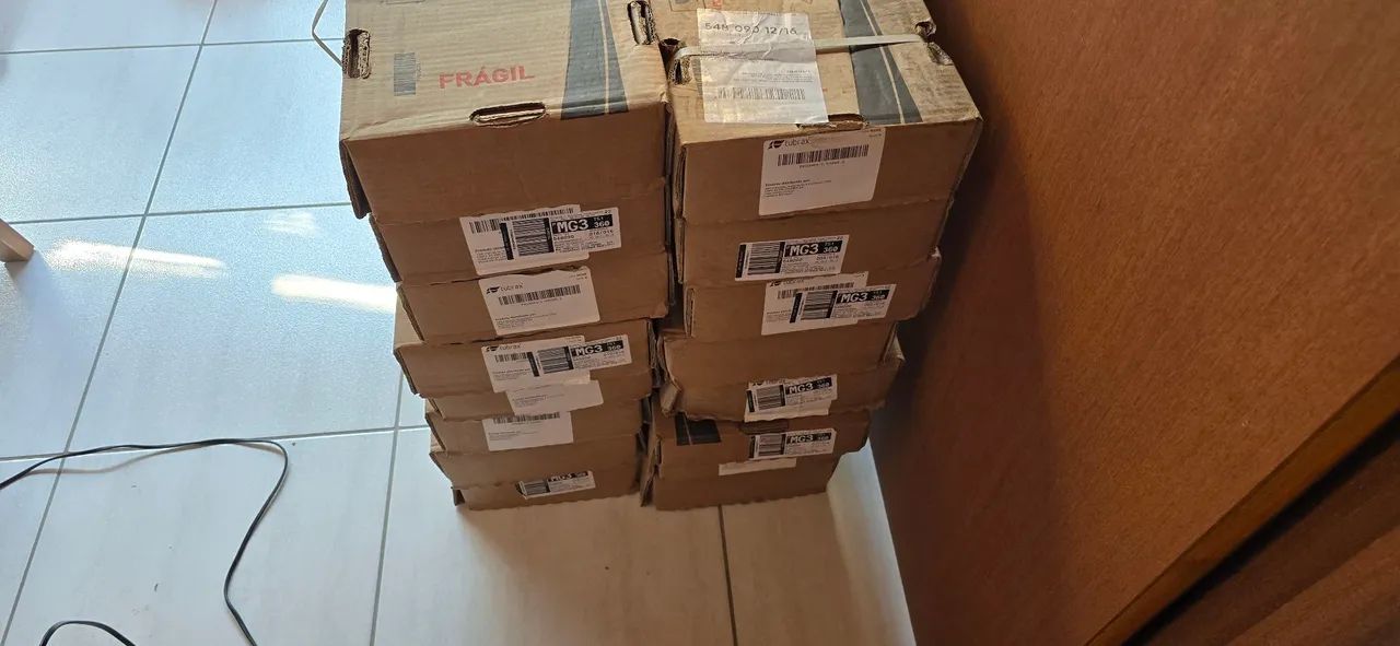 Piso vinílico autocolante novo na caixa. - Foto 3