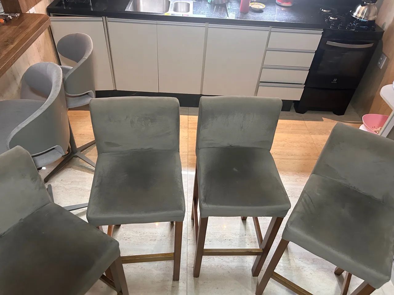 Banqueta de madeira com estofado