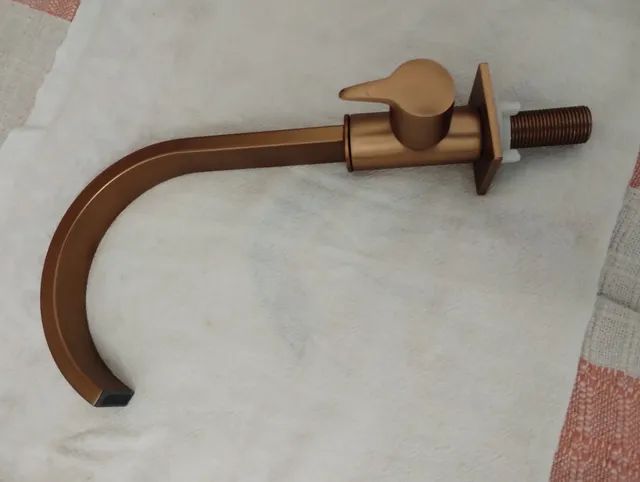 Torneira dourada Fani bica baixa 