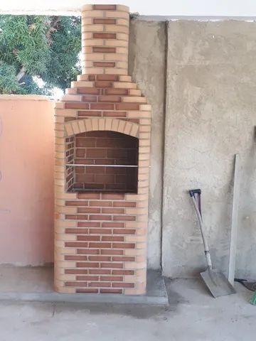 Churrasqueira de 0,80x0,60 com 2,70  de altura no tijolo vermelho com as pontas brancas