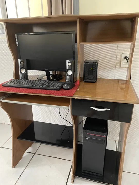 Mesa de Computador com Monitor AOC, Teclado, Mouse, Caixa de Som e CPU