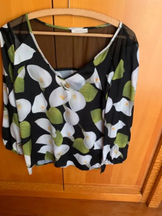 Blusa de seda preta com lírios brancos 