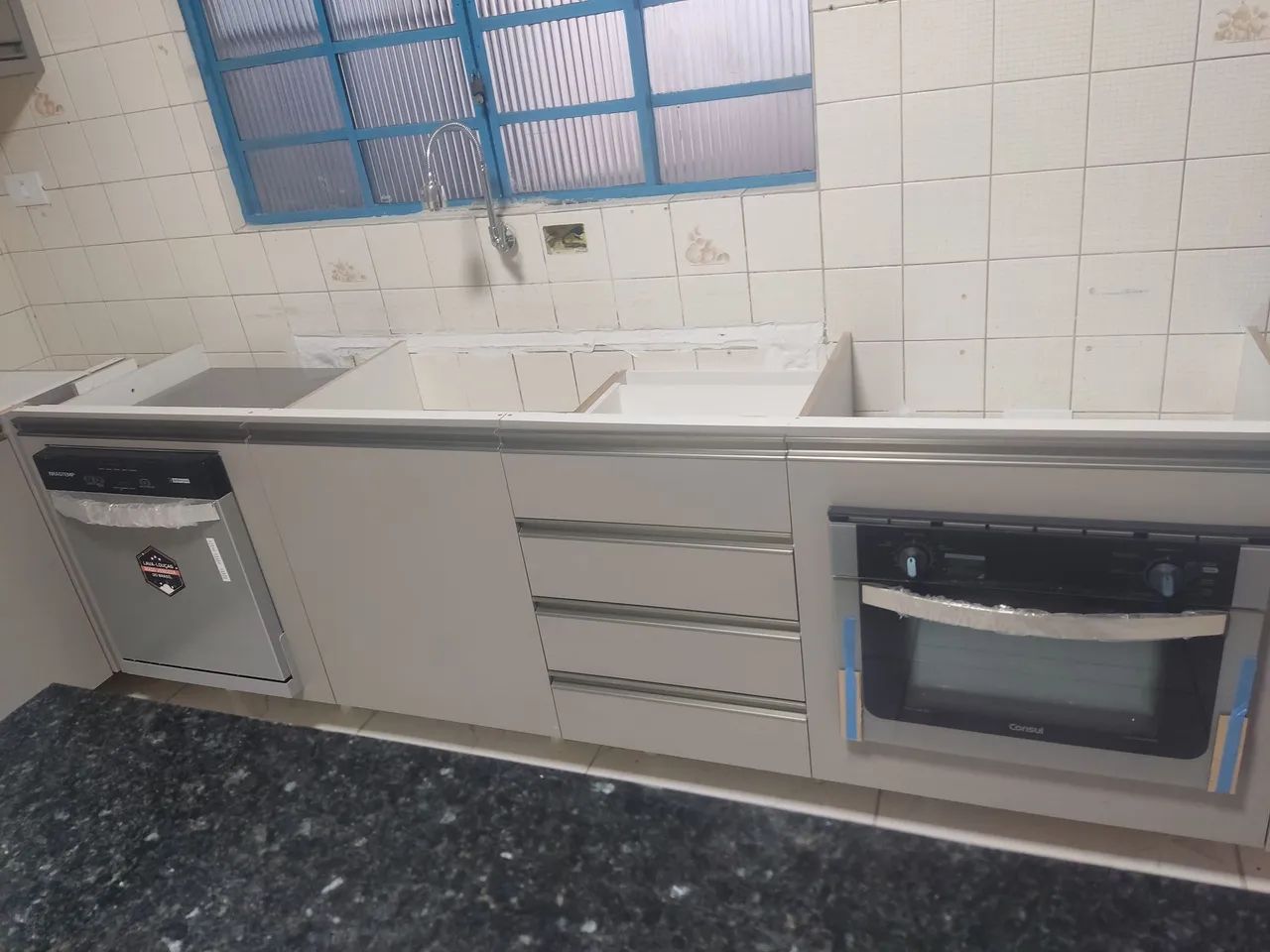Cozinha planejada com ilha e bancadas em granito - Foto 4