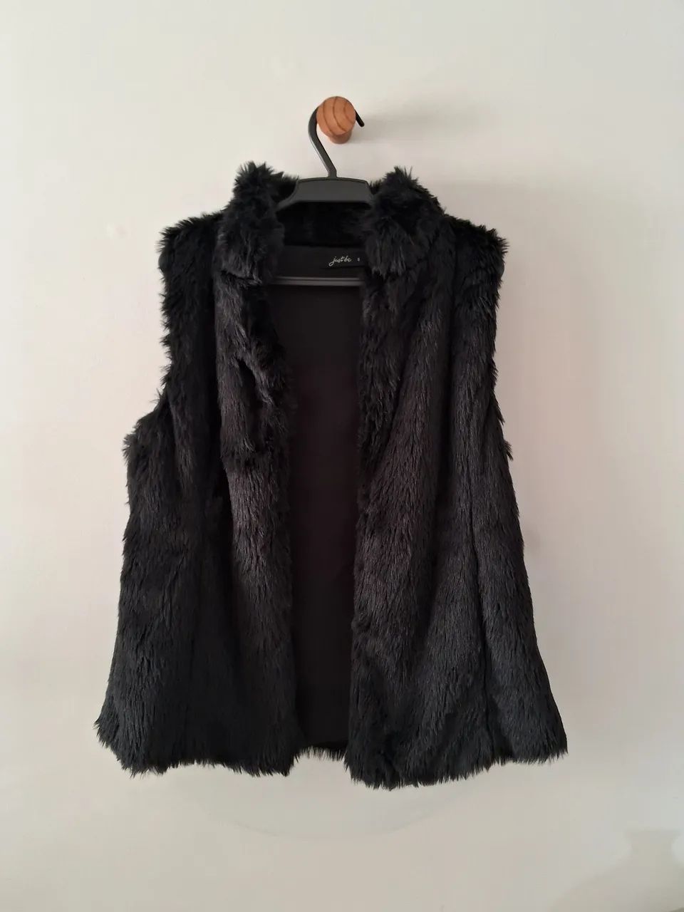 Colete Feminino em Pelo com bolsos e colchetes embutidos 