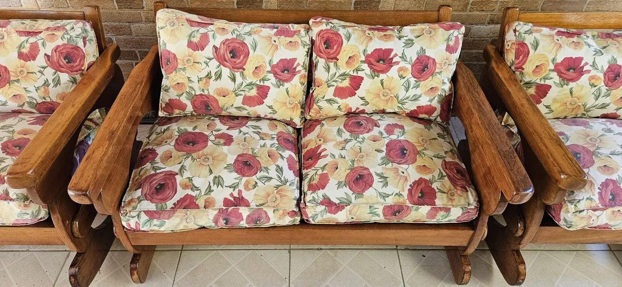 Conjunto de Sofá e Cadeiras de Balanço em Madeira - Foto 3