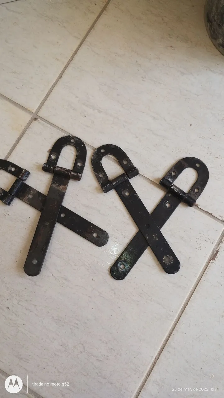 Dobradiça de porteira ou portão etc.