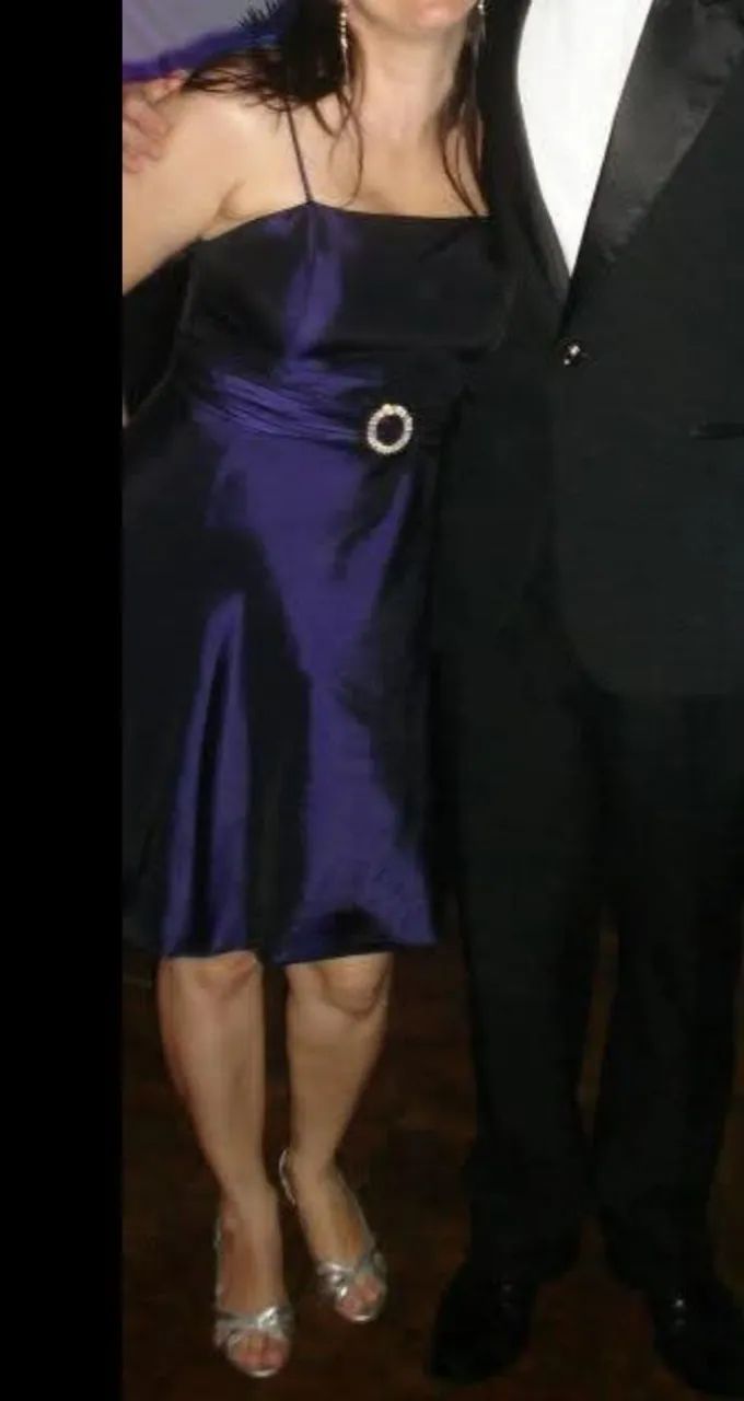 Vestido de festa roxo com detalhes