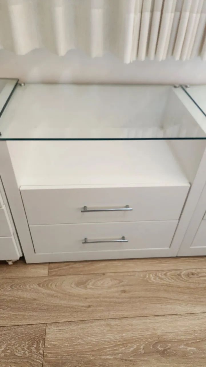 Mesa de cabeceira em laca branca e vidro - Foto 2