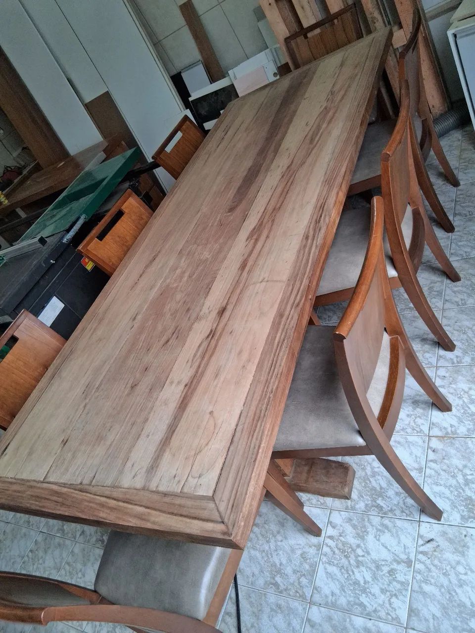 Mesa de Madeira Maciça com 8 cadeiras 