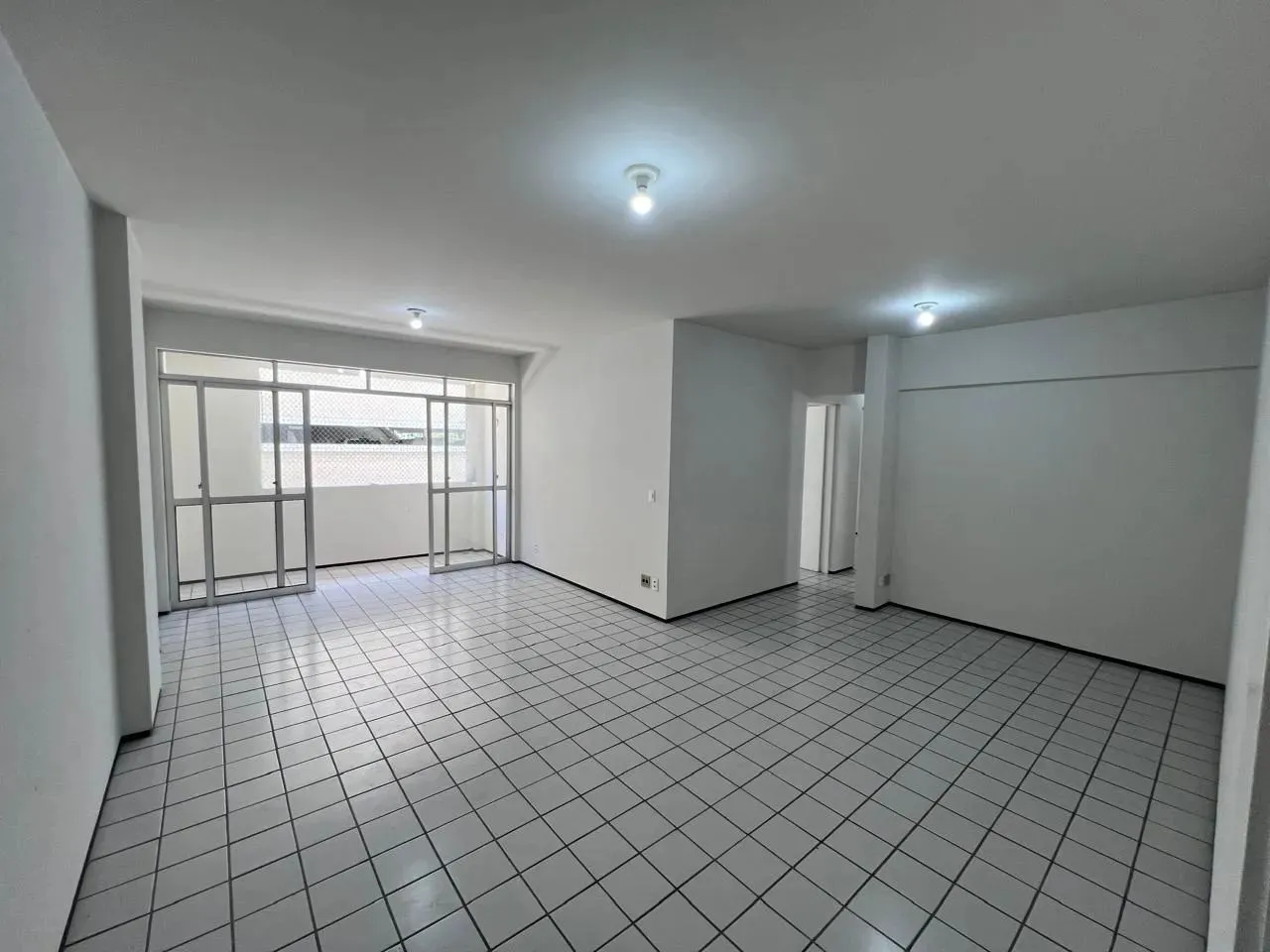 Apartamento com 130m2, 03 quartos, ampla sala com varanda, 02 vagas paralelas, recarga wal