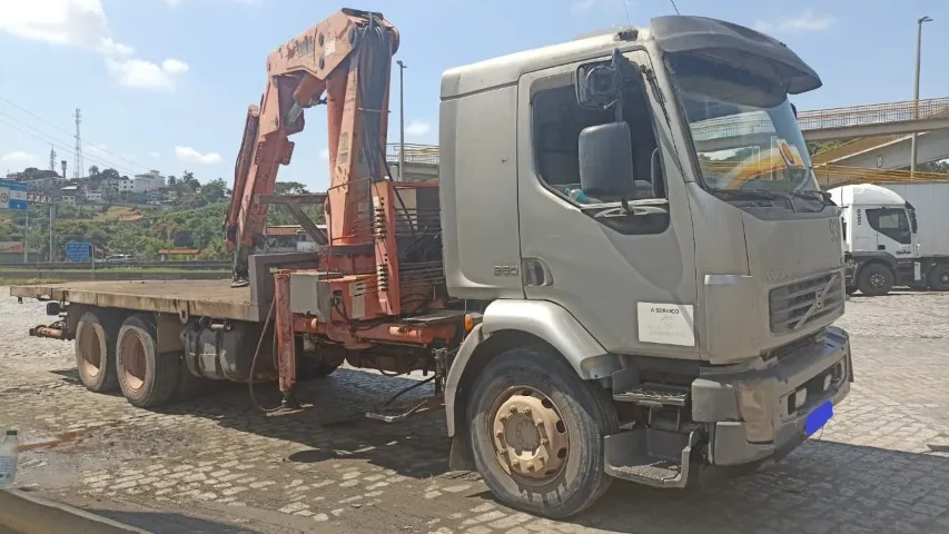 Volvo VM 260 6x2 prata com munck argos 43 p/ 10ton ano 2010