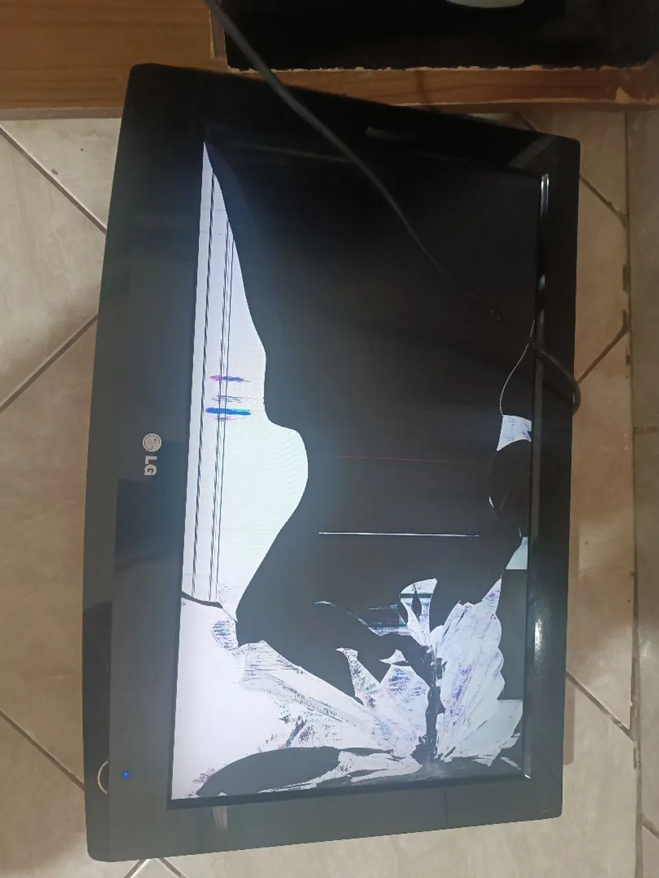 TV LG com tela danificada