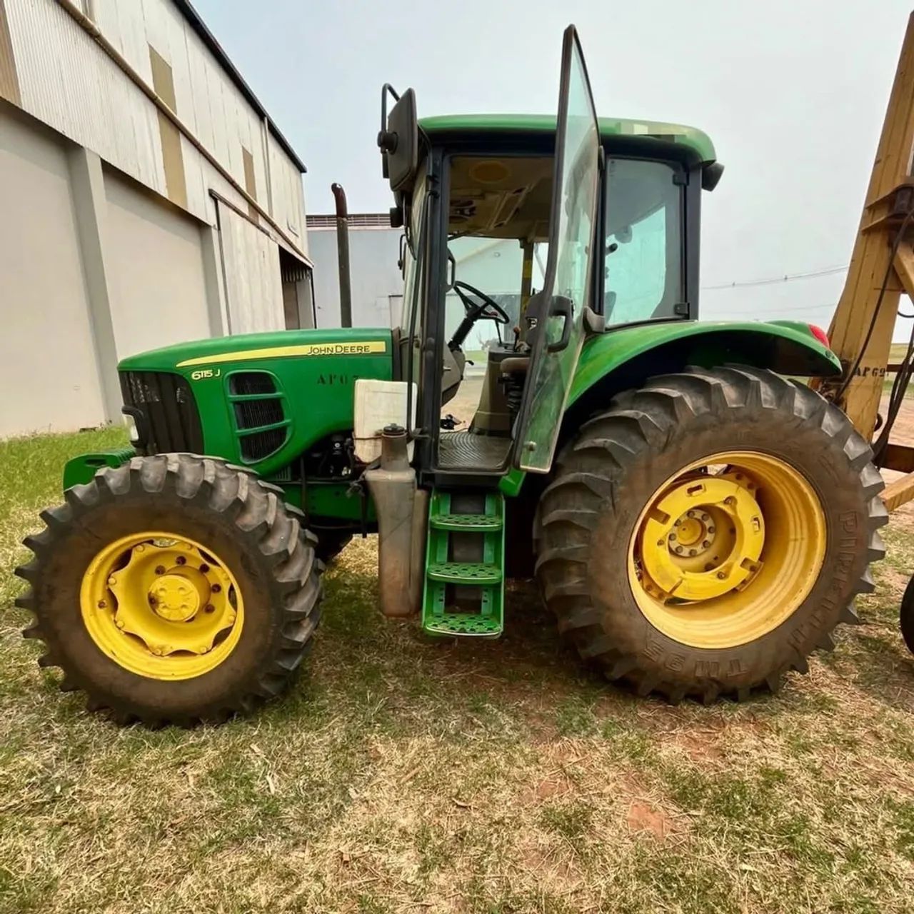 Trator John Deere 6115J