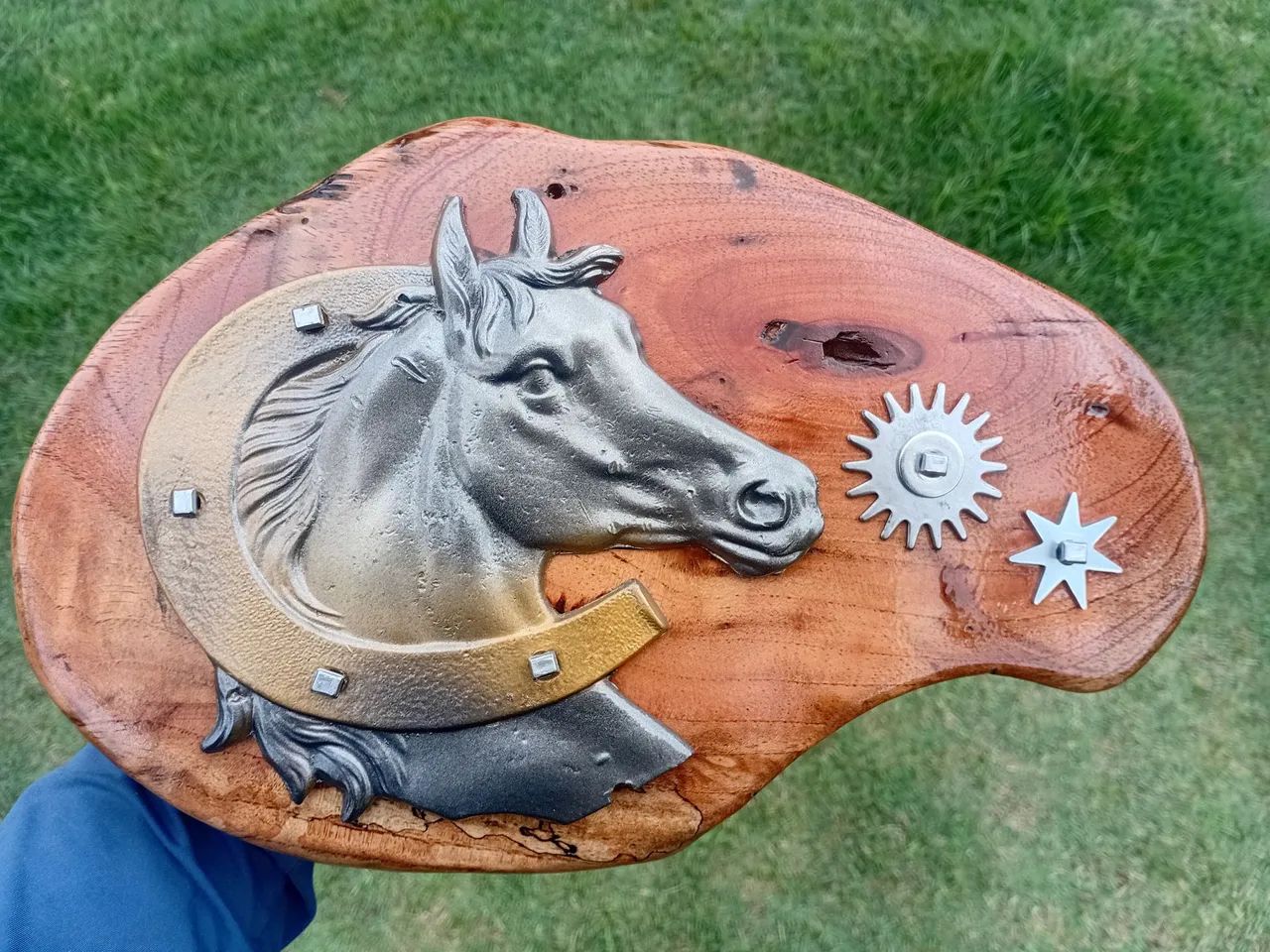 Cavalo com ferradura em base madeira nobre escultura country espora haras quarto milha - Foto 2