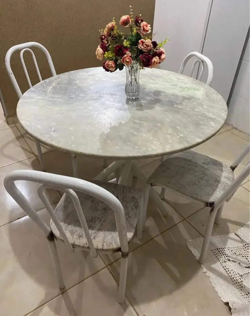 Mesa de Jantar Redonda com Cadeiras