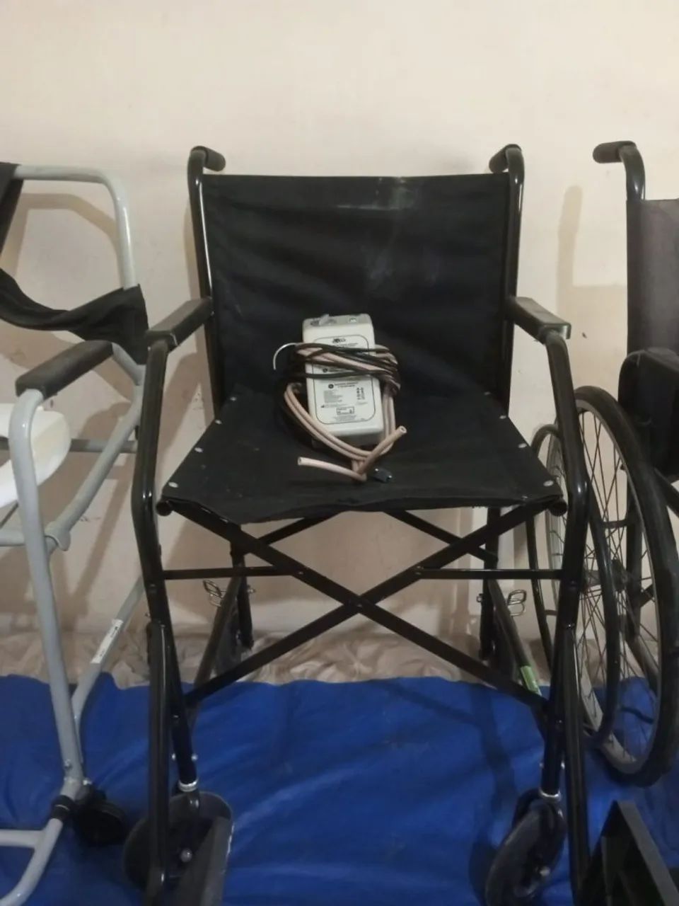 Vendo cadeiras de rodas e de banho  - Foto 2