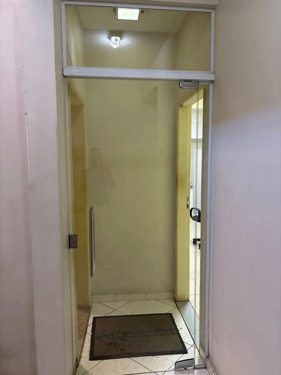 Porta de Vidro Temperado com Estrutura de Alumínio