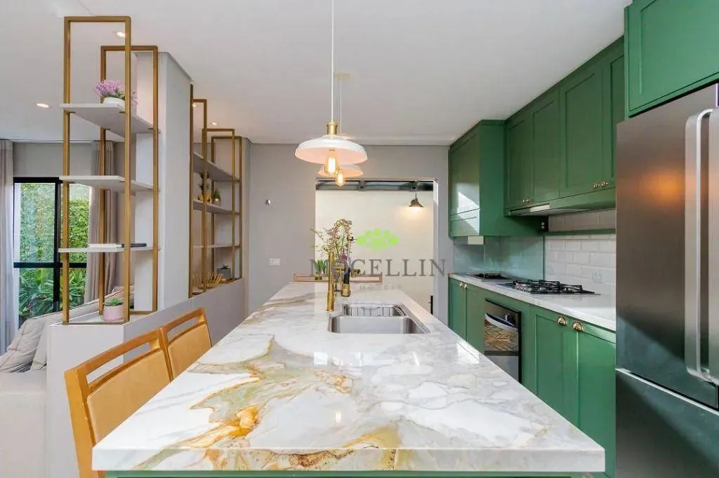 Sobrado Mobiliado à Venda Uberaba, Curitiba com 3 Quartos, 122 m² por R$ 990.000
