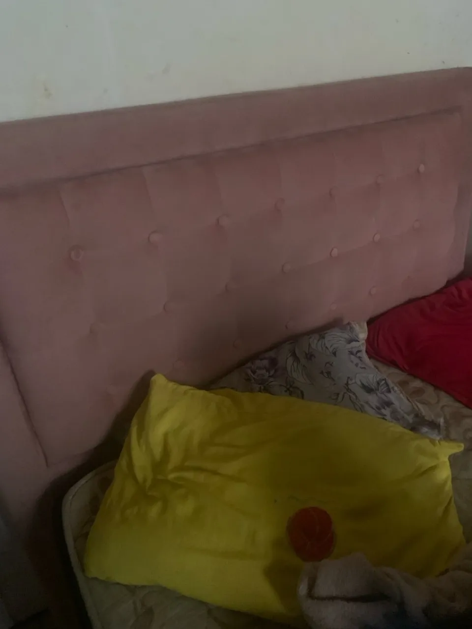 Cabeceira de cama rosa com detalhes