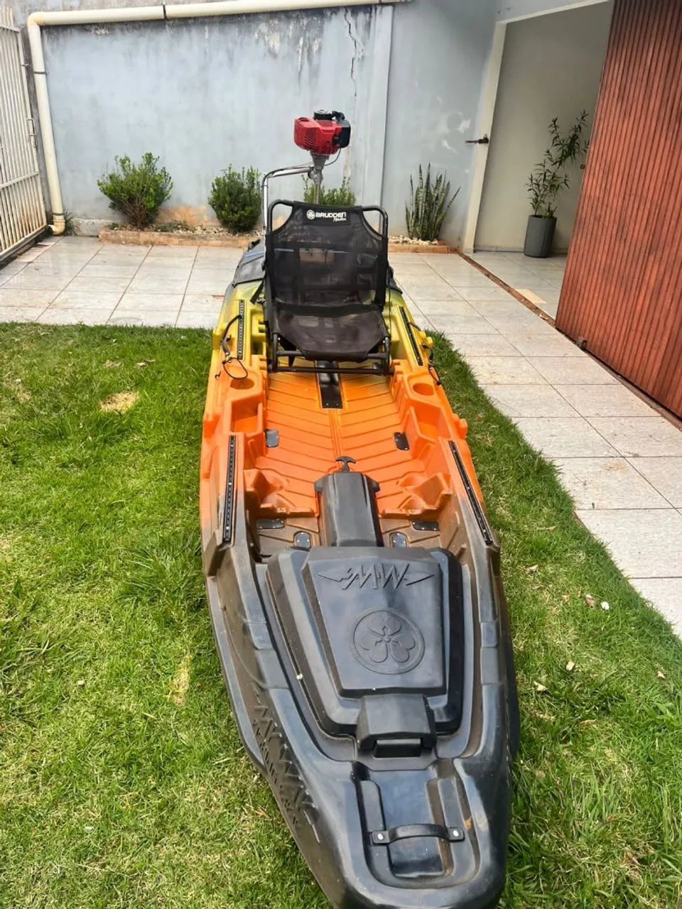 Caiaque de Pesca com Motor Elétrico