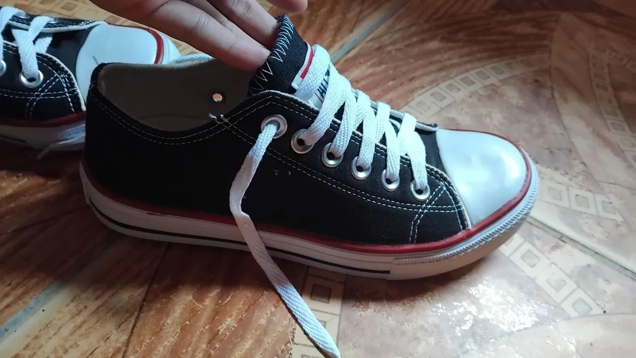 Tênis Cano Baixo Preto com Detalhes Vermelhos - Foto 4