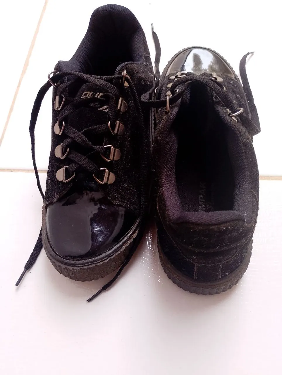 Tênis Preto com Detalhes