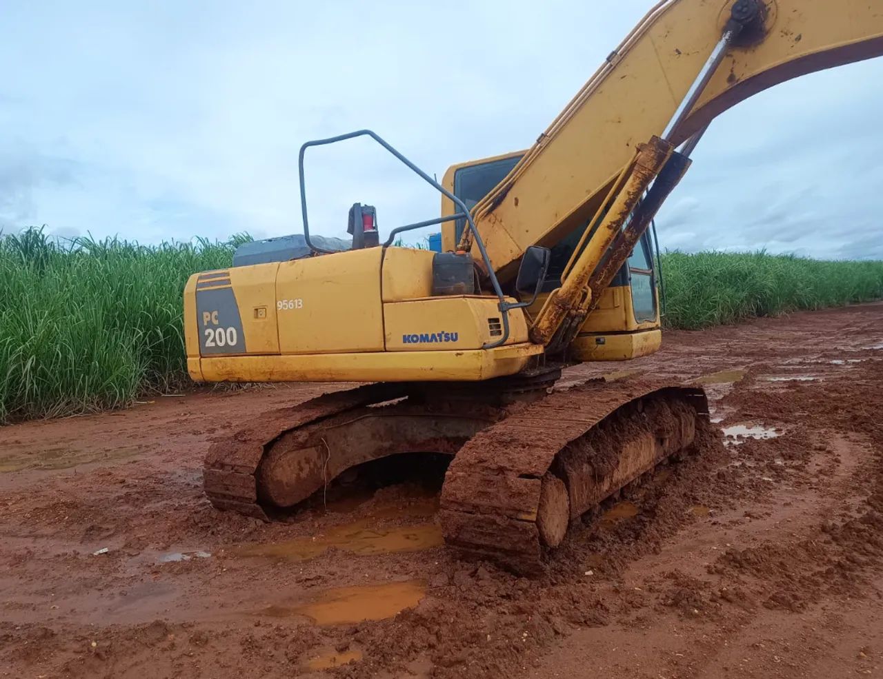 Escavadeira Komatsu PC200 ano 2011 com 18.000 horas e mecânica toda, em SP - Foto 2