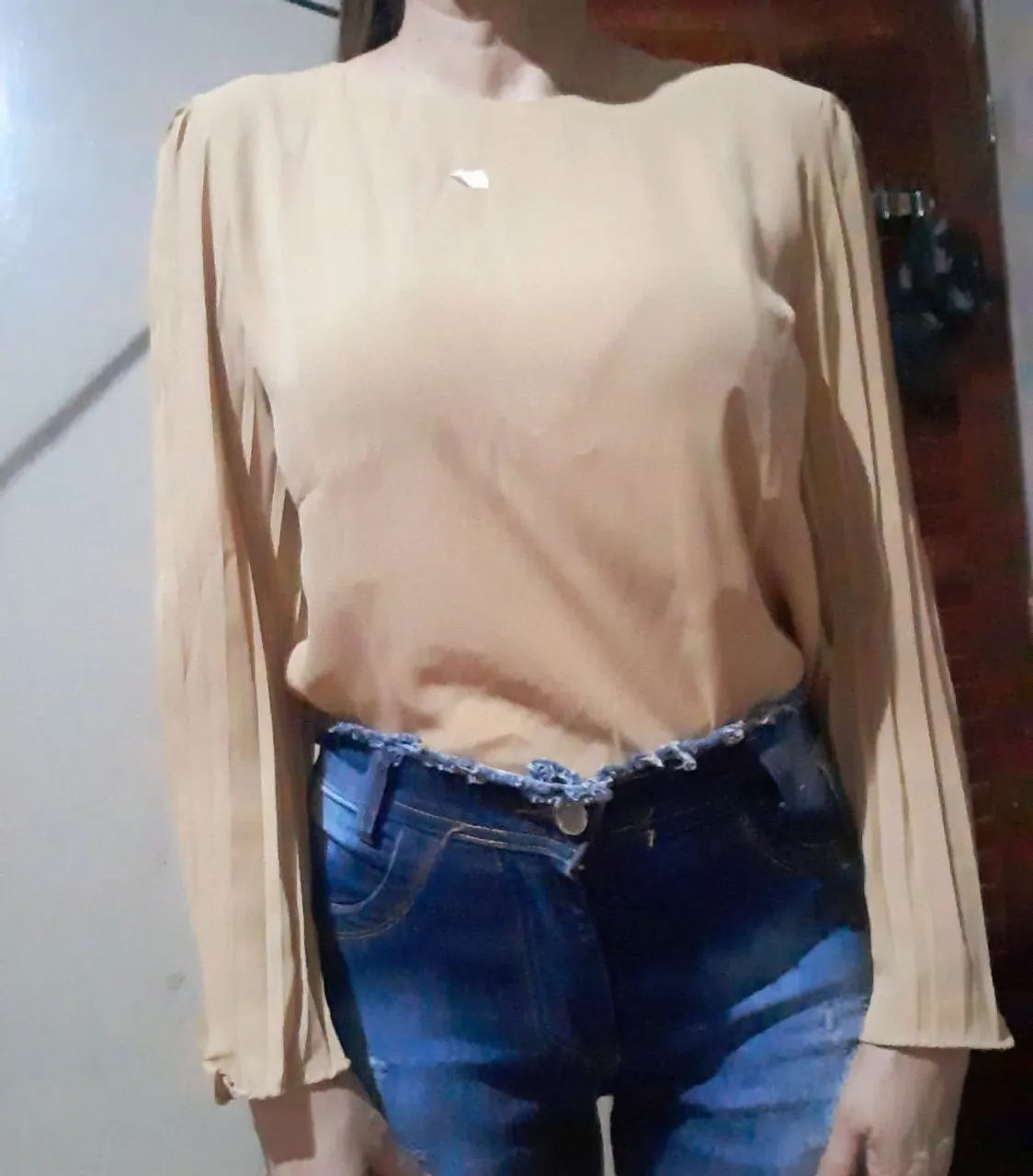 Blusa bege com manga longa