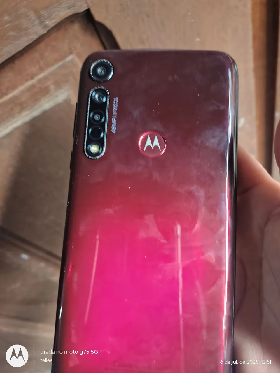 Moto g8 plus com carregador turbo Power está na capa e película