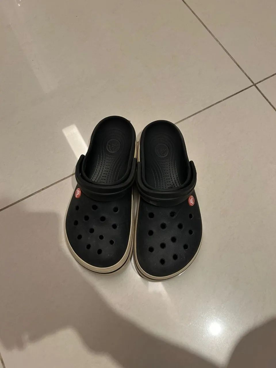 Crocs LiteRide Clog - Preto e Branco - Foto 3