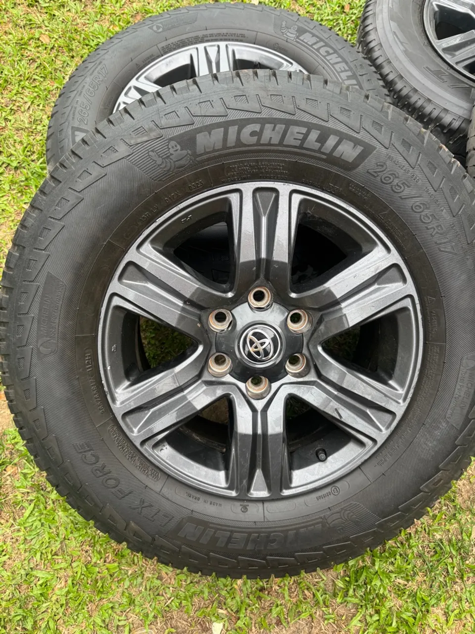 Rodas Hilux caminhonete aro 17com pneus R$4.799