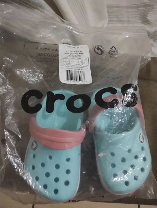 Sandálias Crocs infantis - Azul Bebê - Foto 6