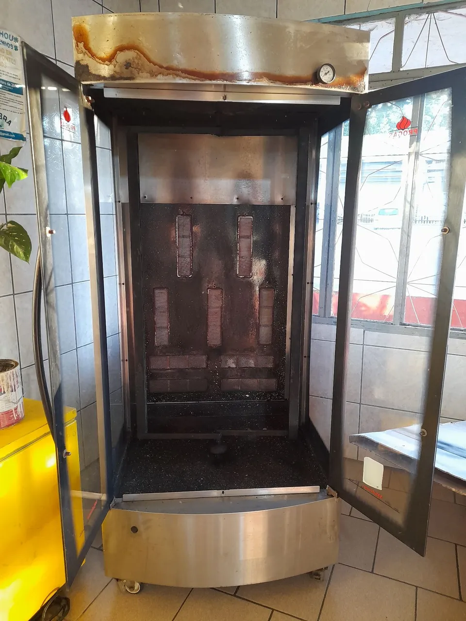 Máquina de assar frango e carne