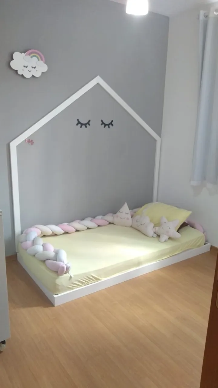 Cama infantil montessoriana com casinha