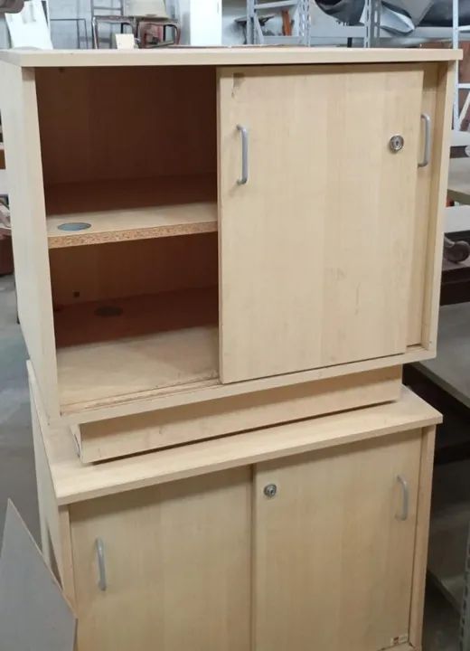 Armário baixo com porta de correr em bom estado. 