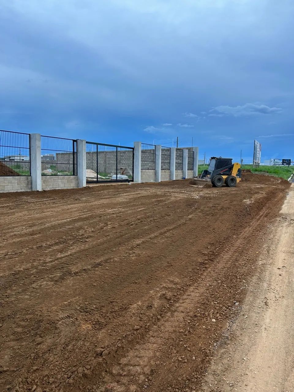 Locação de mini escavadeira, rompedor hidráulico, perfuratriz, Bobcat mini carregadeira  - Foto 3
