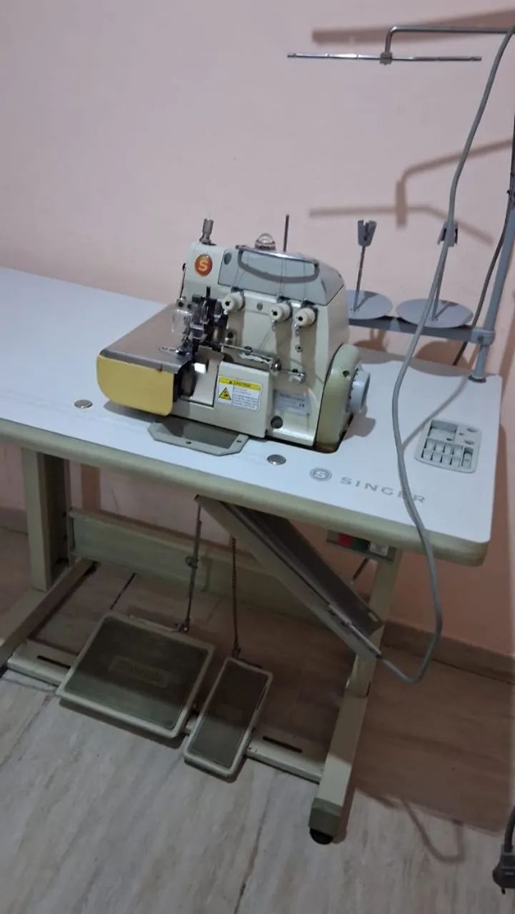 Vende máquina overlok singer