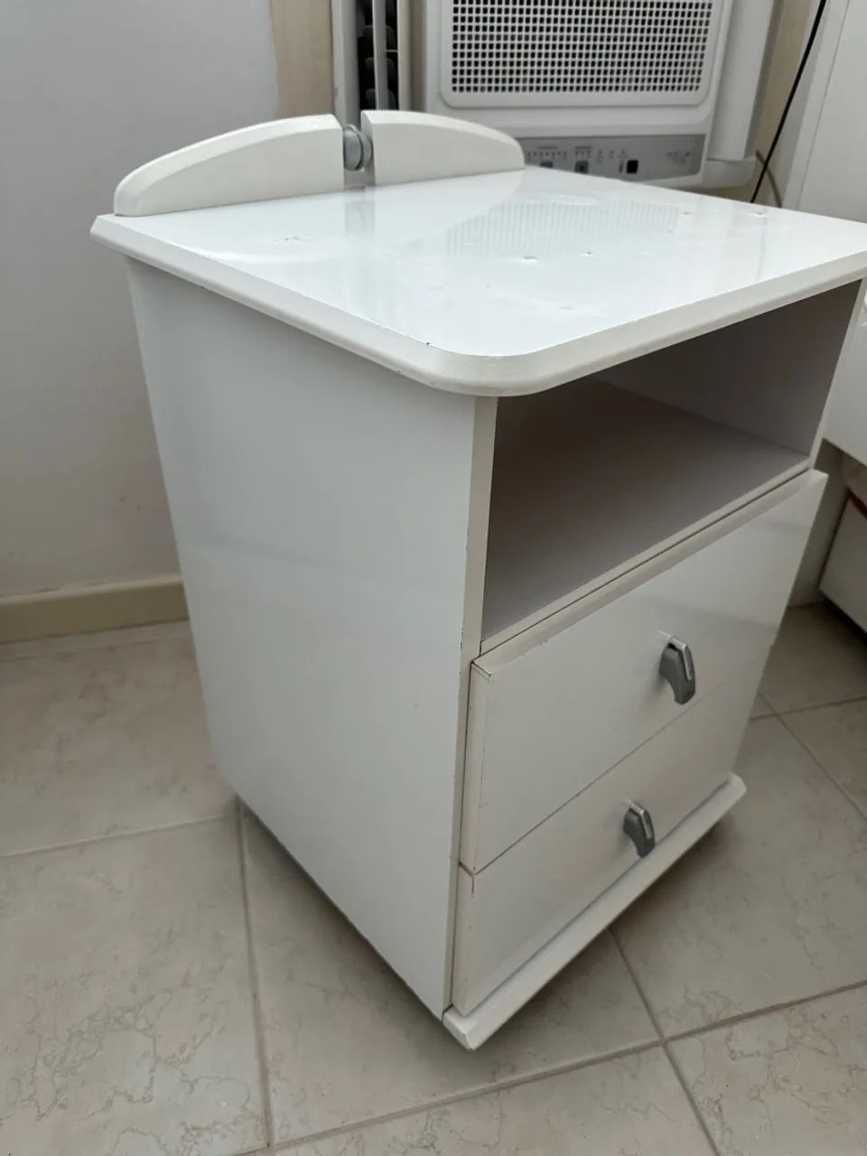 Gaveteiro branco com 2 gavetas