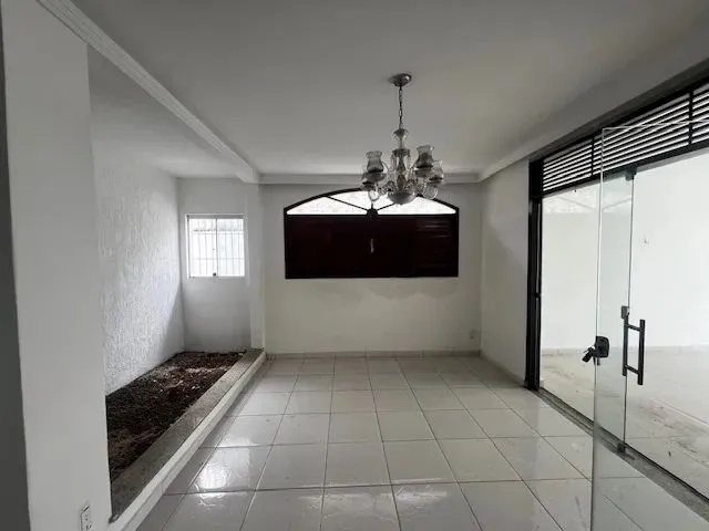 Casa bem Localizada Quatro Vagas