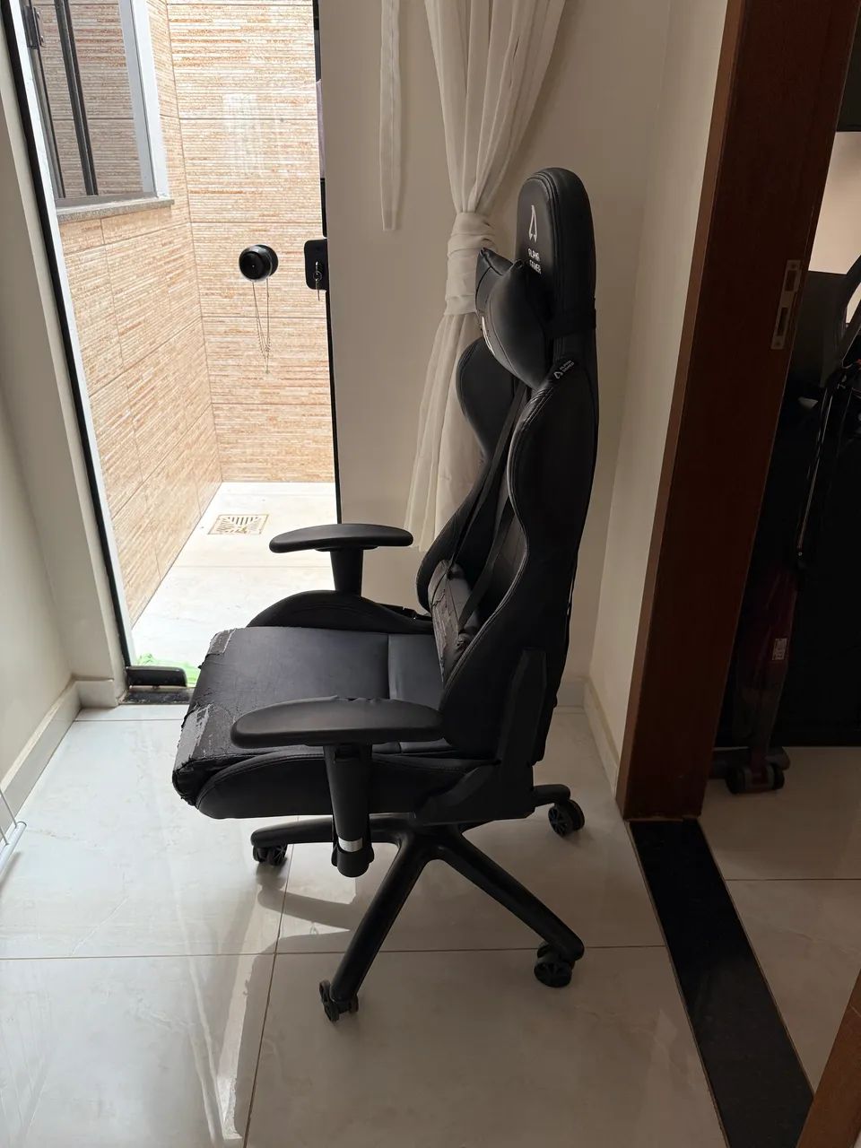 Cadeira Gamer Alpha Gamer Vega, Preto, Reclinável, com Almofadas, Cilindro de Gás Classe 4 - Foto 3