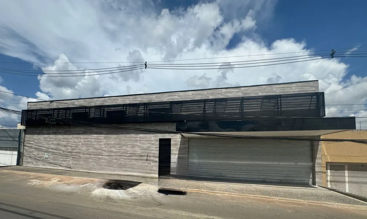 Galpão Logístico ou Loja com 250m² com 5 mts de pé direito em terreno de 250m² frente para