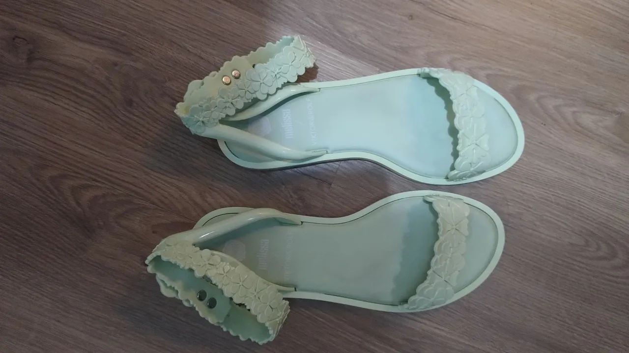 Sandálias Melissa com detalhes florais - Foto 2