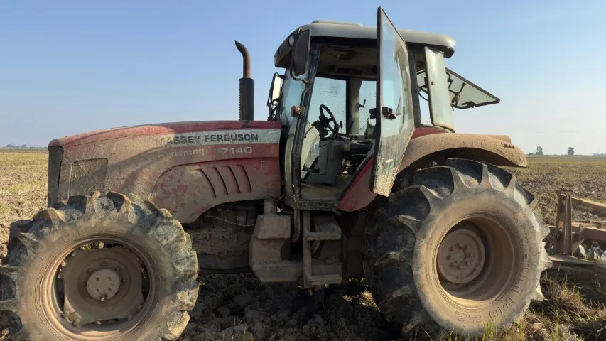 Trator Massey Ferguson 7140