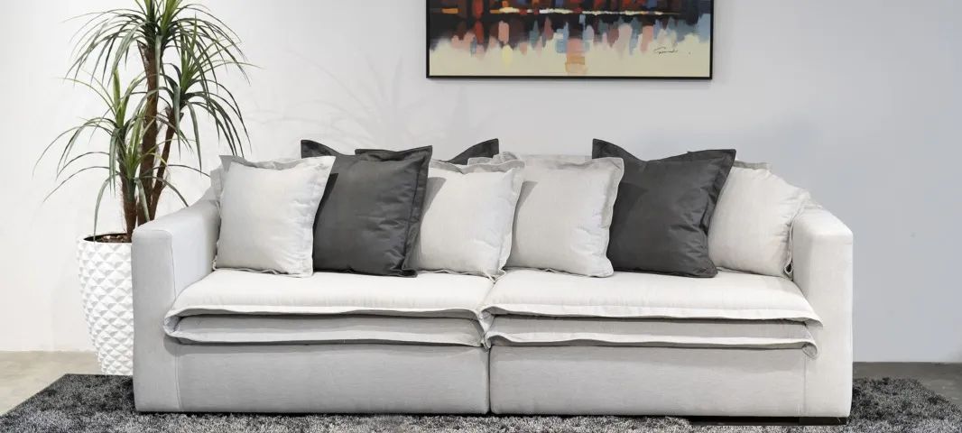 Sofá elegante e confortável, perfeito para sua sala de estar. Design moderno com detalhes 