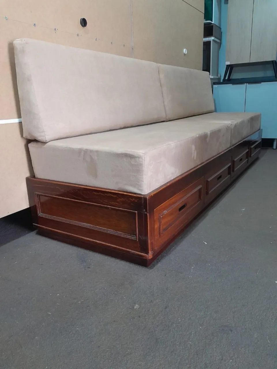 Sofá Cama de Madeira com Gavetas