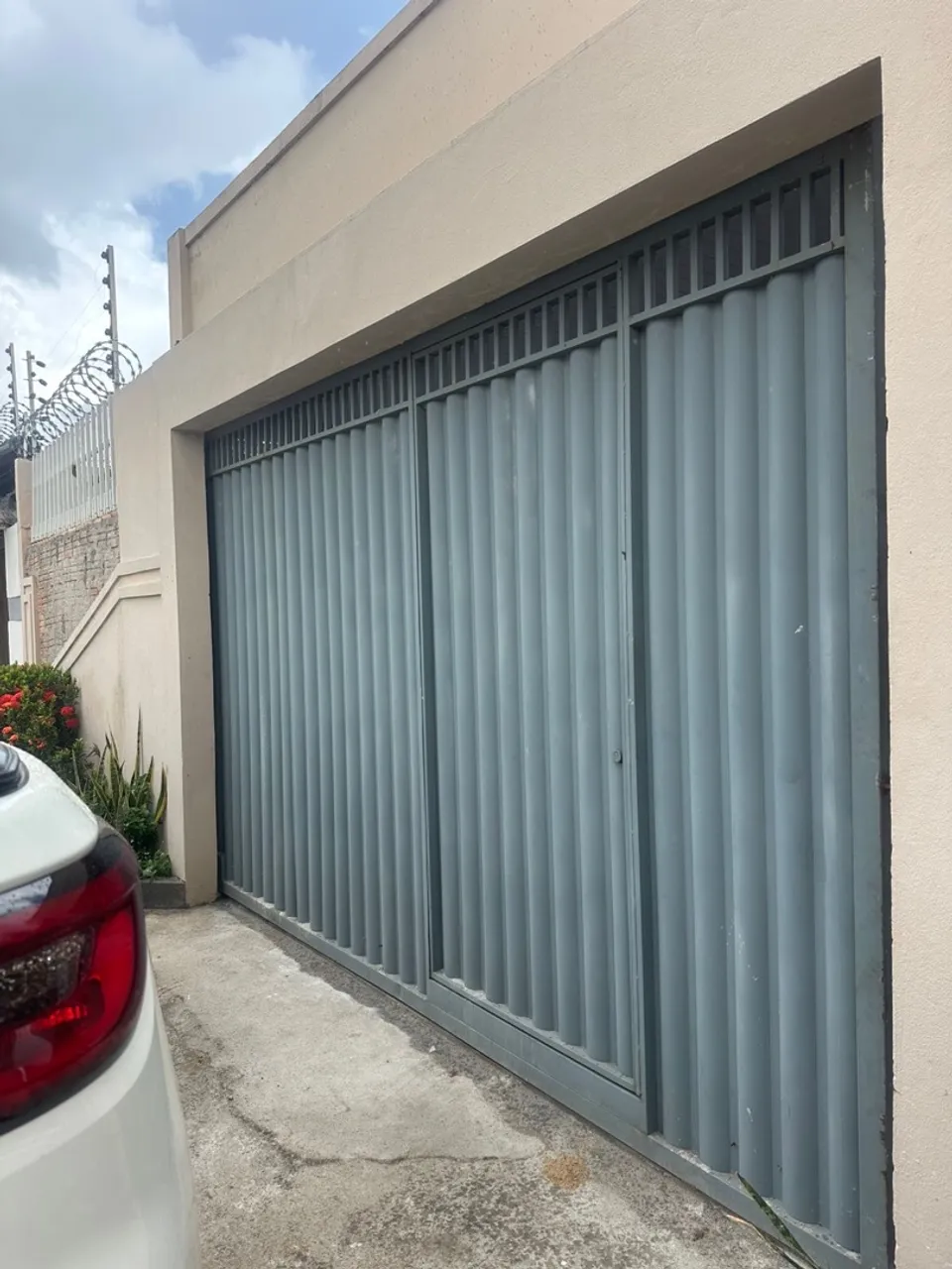 Portão de Aço Cinza - Moderno e Seguro