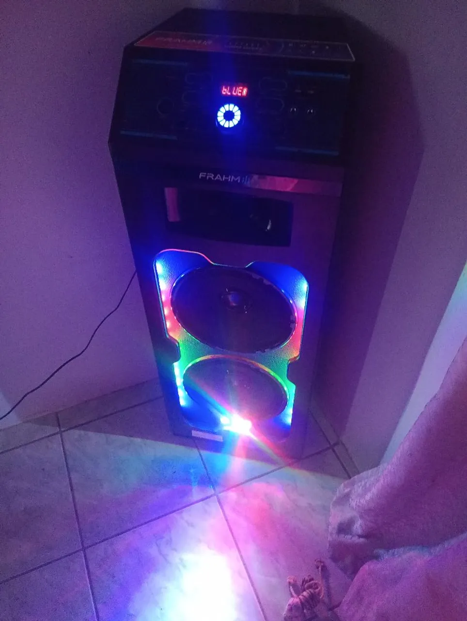 Caixa de Som Frahm com Bluetooth e Luzes RGB