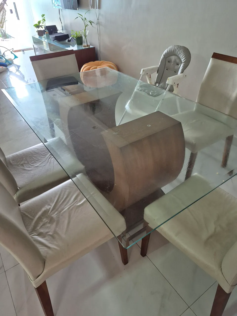 Mesa de jantar com tampo de vidro e cadeiras